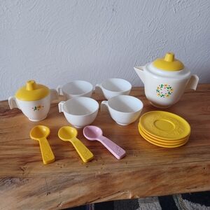 VINTAGE 1982 Fisher-Price Tea Set